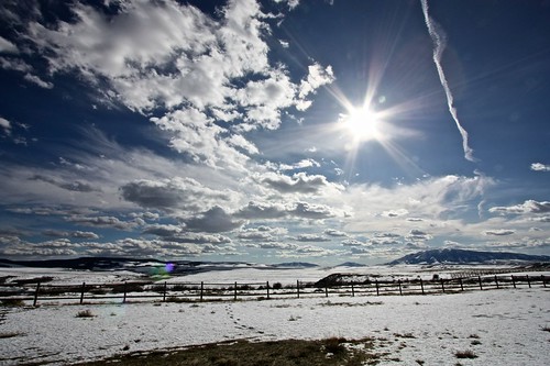 blue sky usa sun snow clouds america fence landscapes horizon wyoming wy vapourtrail sunflare sunstar canonefs1022mmf3545usm skytrail canoneos450d todoremoveflares