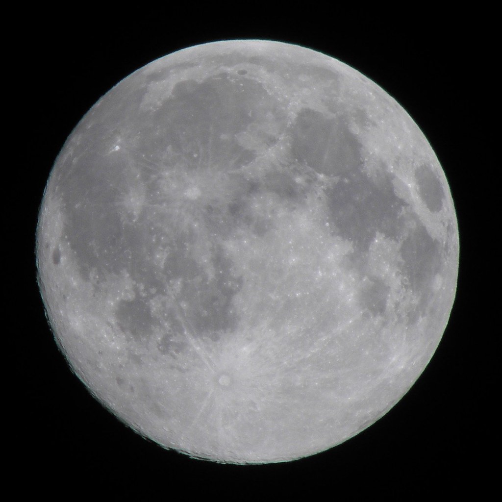 Full Moon, 100% of the Moon is Illuminated   taken with an Olympus SP-590UZ