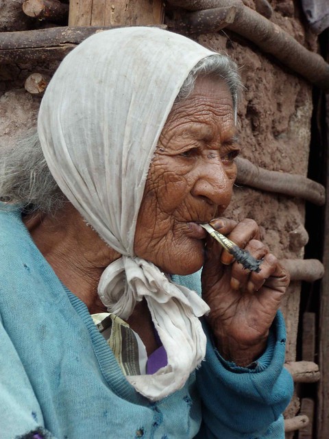 Doña Coronada fumando tobaco - Smoking tobacco in newspaper; cerca de Palacagüina, Madriz, Nicaragua