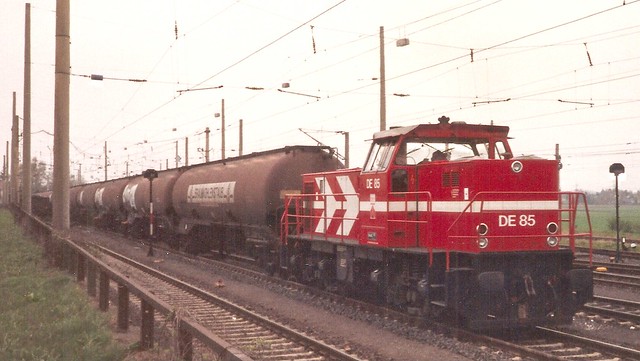 KBE0067a Zoom auf DE 85 mit einem Braunkohlestaubzug in Kendenich
