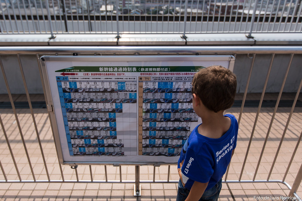 Comprobando los horarios de los shinkansen en la Panorama Deck