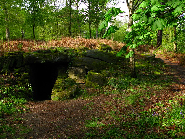 La grotte aux ossements et le tombeau de l'inconnu constituent les points les plus énigmatiques du parc d'Ermenonville