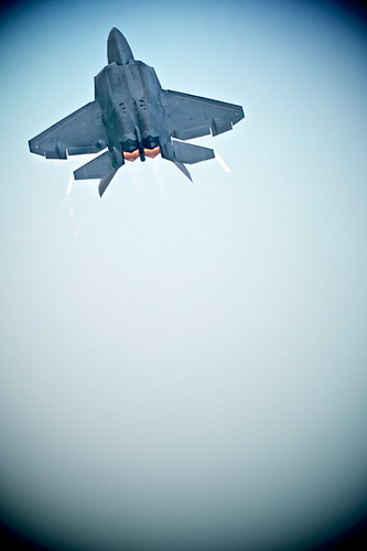 F-22 Raptor Verticle (CIAS 2009) by pkennethv