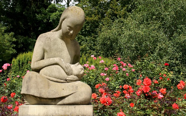 Mainz, Rosengarten, Skulptur Mädchen mit der Katze