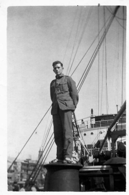Leendert van der Groef  (7 Jan 1916 , Middelharnis (Holland)  -  26 Sep 1943 , Moulmein (Birma) , KNIL-sergeant for the coast- and anti-aircraft defence of the city of Soerabaja , Dutch Indies , appr. 1939  -  zijn levensverhaal