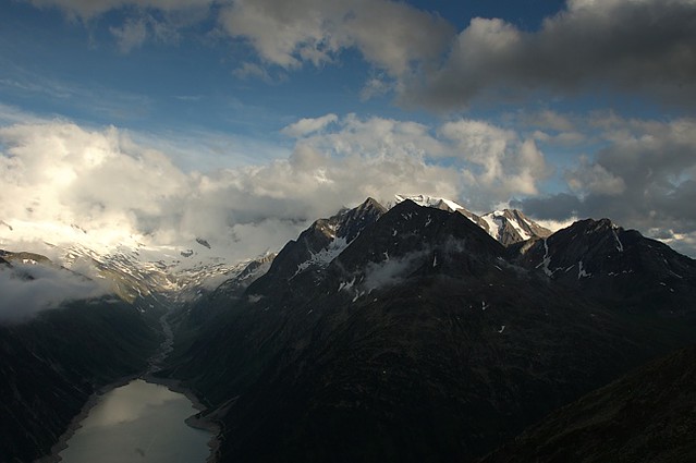d0901057 | Blick von der Olpererhütte über den Schlegeisspeicher zum Schlegeiskees. Rechts in Wolken die Hochfeilergruppe (3505 m). Zillertaler Alpen, 09.07.2009
