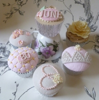 Flower and pearl vintage cupcakes.