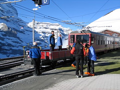 Výstup začíná na nádraží v Grindelwaldu nebo Lauterbrunnenu. Na Kleine Scheidegg odkládáme lyže do speciálního vagónu a skrz severní stěnu Eigeru vyjedeme zubačkou do výšky bezmála 3.500 m.