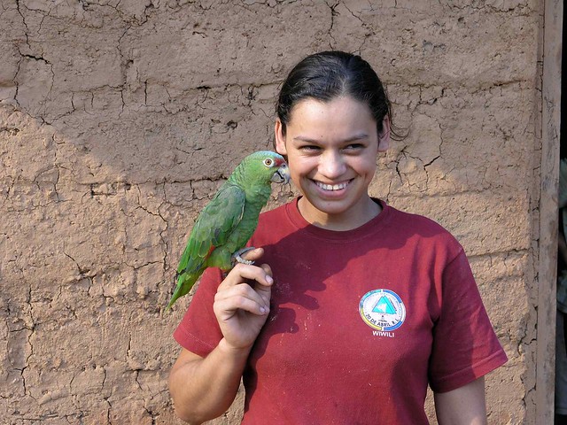 Loro con una mujer bonita - Parrot with a pretty woman; Nueva Segovia, Nicaragua