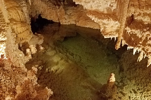 caverns caves sonora texas tx underground rock formations stalagtites stalagmites suttoncounty