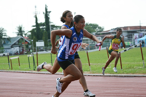 Marla Santos to Maita Mendoza womens 4x200 meters relay