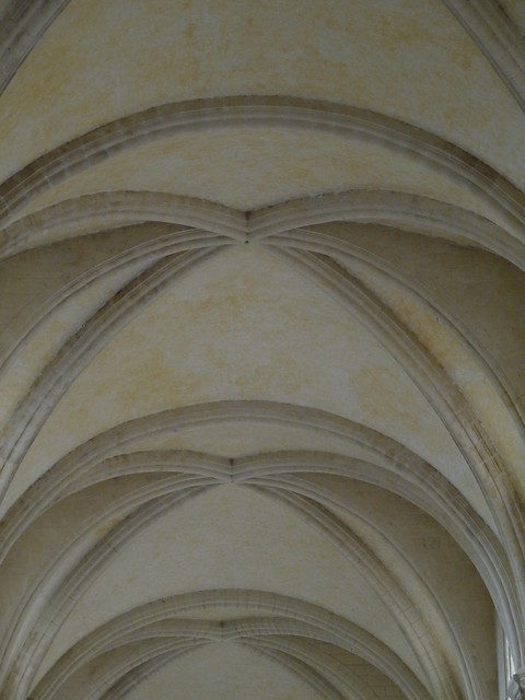 Arcatures brisées, de style roman normand. Eglise de la Trinité, Abbaye dite 