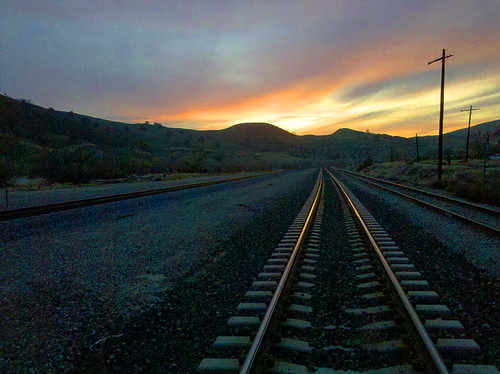 california railroad sunset mountains night clouds landscape sundown dusk amanecer motorola rails bnsf droid caliente ferrocarril vias viasferroviarias
