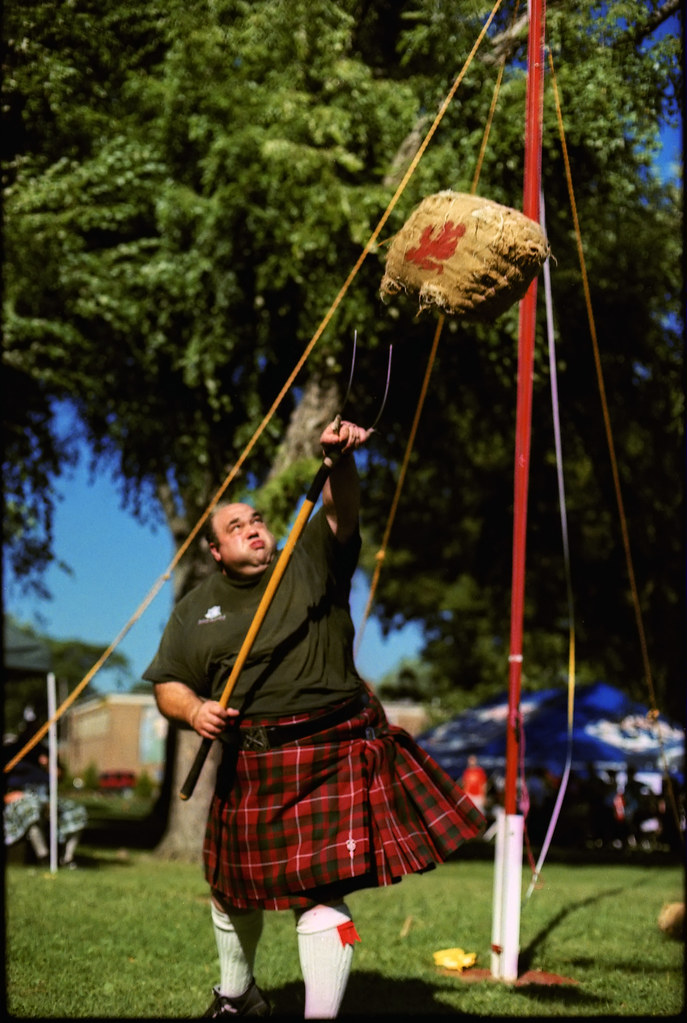 Sheaf Pitching highland | Sheaf Toss demonstration at the Highland Games po… | Flickr