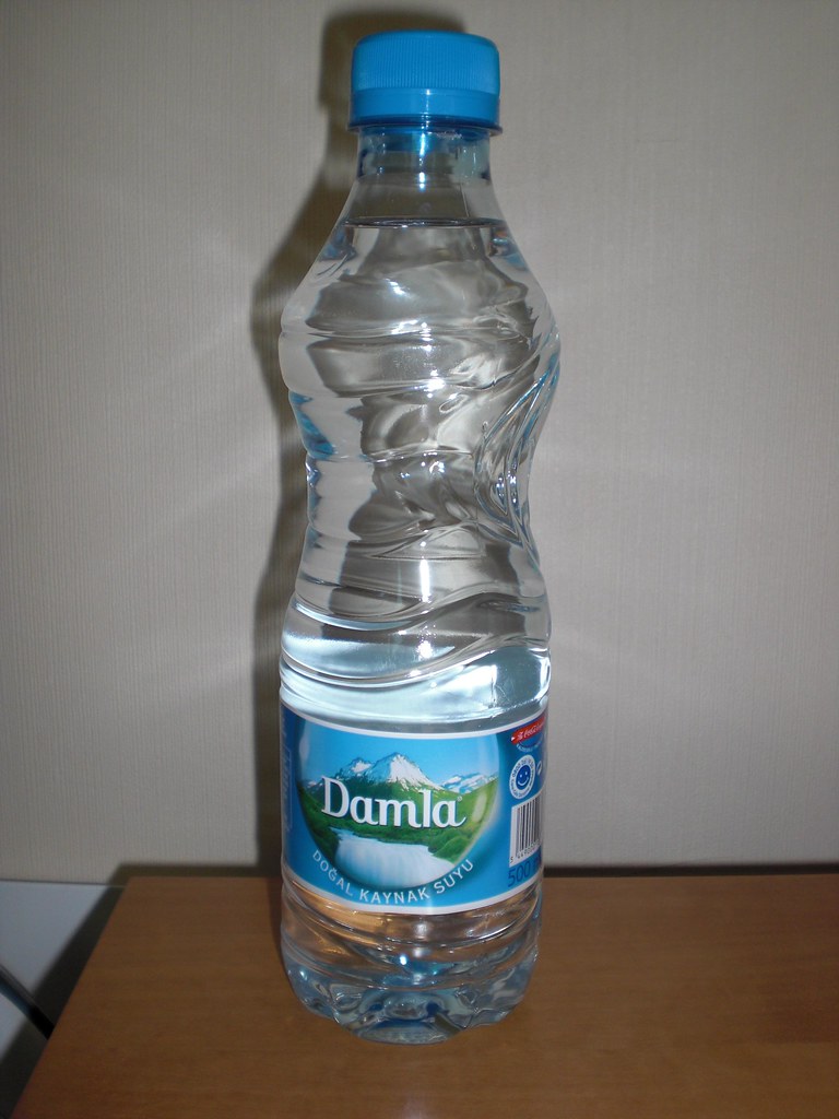 Вода в турции в начале мая. Damla питьевая вода. Минеральная вода Damla. Турецкая вода в бутылках. Минеральная вода Турция.