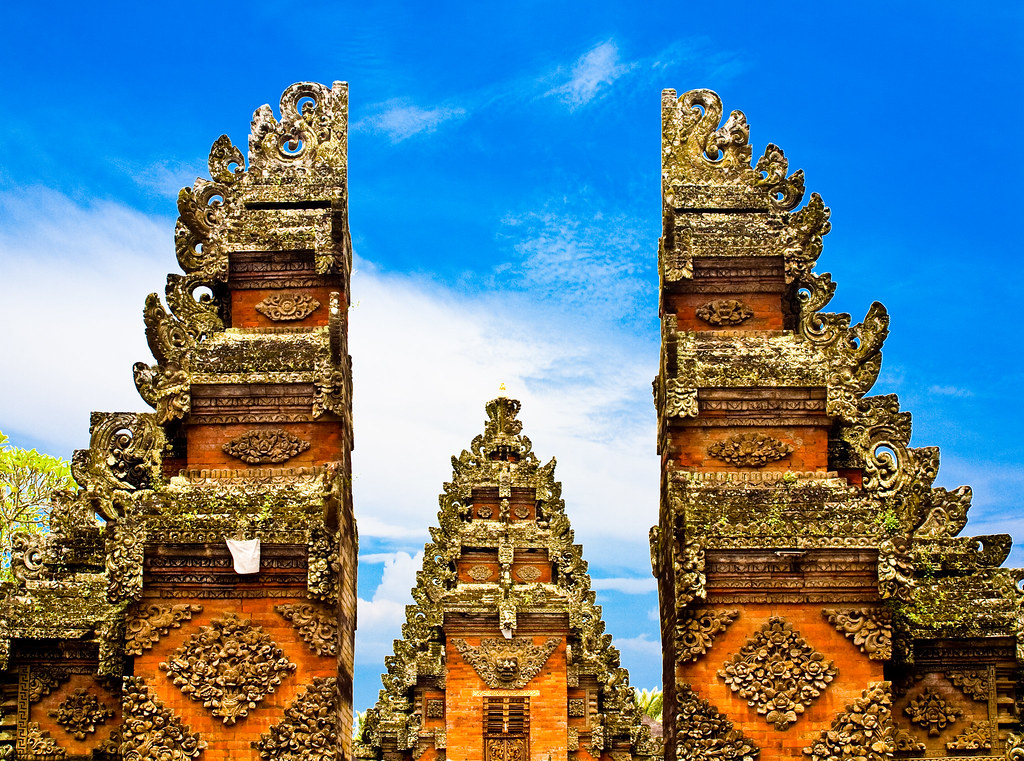Бали известный храм ворота. Индонезия местный храм. Бали ворота в храм тату. Ворота Чанди Бентар.