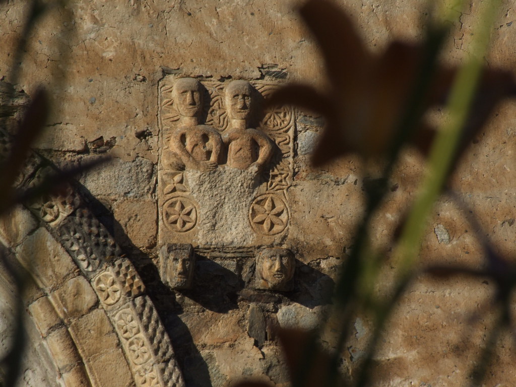 Alós d'Isil - Església de sant Lliser / Relleus costat dret de la portada romànica.