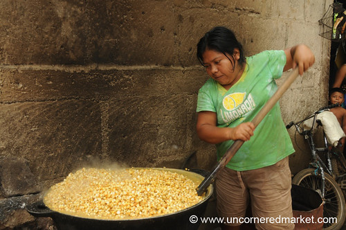 people woman cooking corn nicaragua loan microcredit kiva centralamerica microfinance masaya dpn sethead