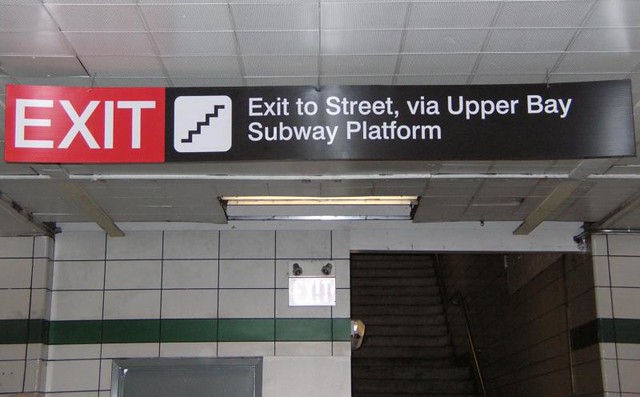 DO2007 15 - TTC - Lower Bay Station - exit signage to Upper Bay platform