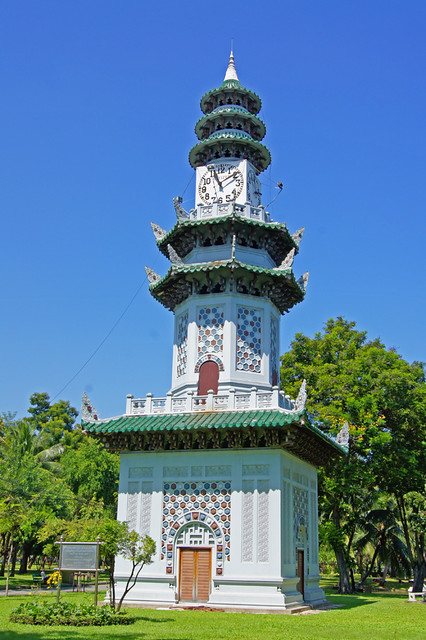 Clock tower in Lumphini Park