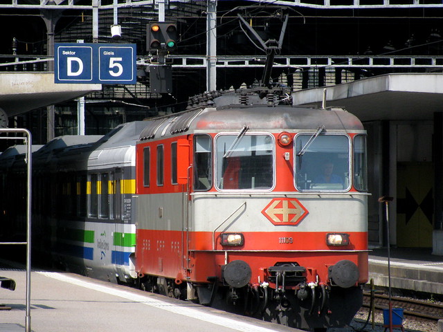 XXXX Reise durch die Schweiz : SBB Lokomotive Re 4/4 II 11109 bzw. 420 109 - 1 in den Swiss - Express Farben orange - Steingrau ( Hersteller SLM Nr. 4641 - BBC MFO SAAS ) am Bahnhof Luzern im Kanton Luzern der Schweiz