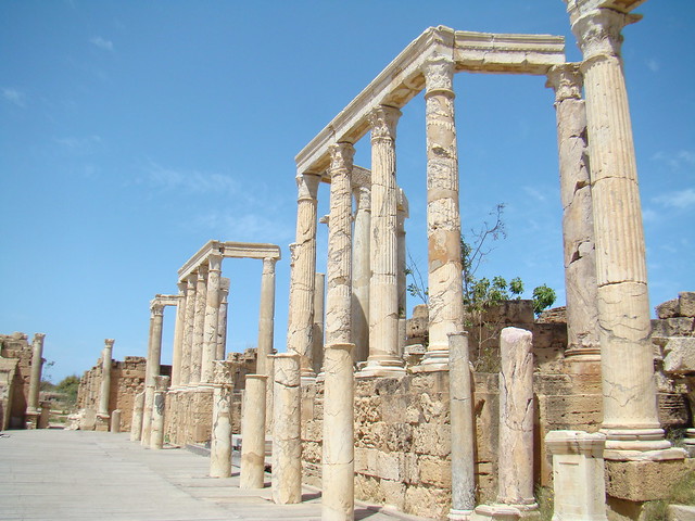 entrada al teatro y proscenio scaena interior Teatro Leptis Magna Libia 03