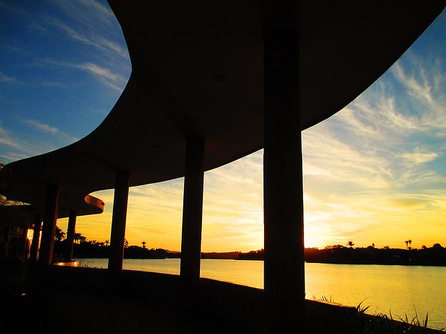 Desde 1943 a casa do baile na orla da lagoa da Pampulha contempla o pôr do sol de Belo Horizonte.