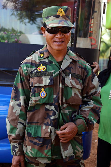 JMF276487 Camboya - Militar en una parada del bus entre Phnon Penh  y Siem Riep.