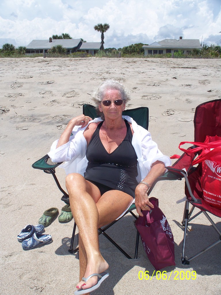Beach granny on Goldie Hawn,