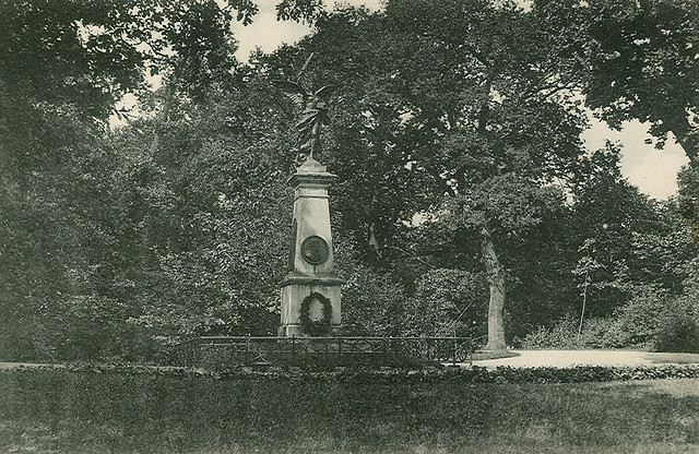 Neubrandenburg AK Sammlung - Wallpartie mit Kriegerdenkmal 1908