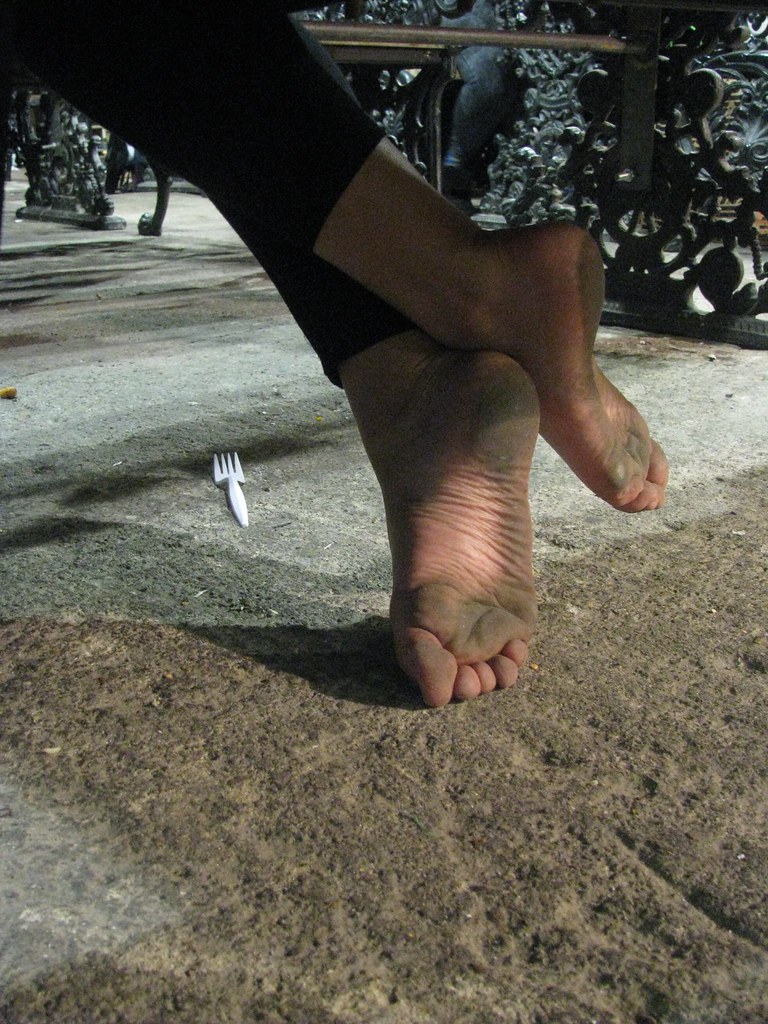 Грязные ноги в босоножках
