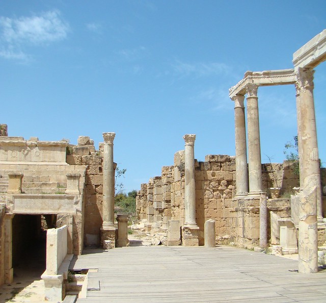 entrada al teatro y proscenio scaena interior Teatro Leptis Magna Libia 02