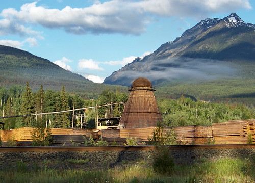 britishcolumbia bc tetejaunecache sawmill industry forestry railway mountain tree 2009 canadiannationalrailway morning cnr canadiannational industrial blue green colour color building canadagood canada best favourite 2000s railroad