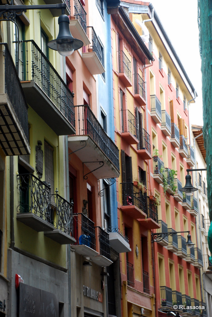- Calle Zapatería | Coloristas fachadas de casas en… |