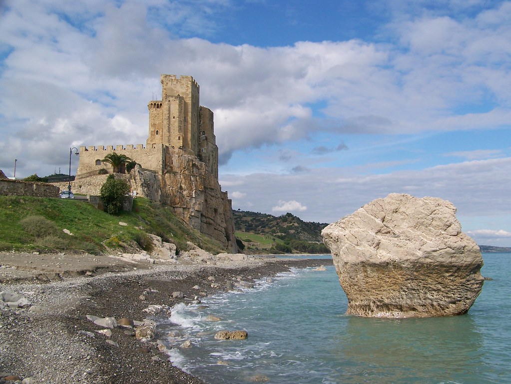 Roseto Capo Spulico(CS) Il Castello e lo scoglio 