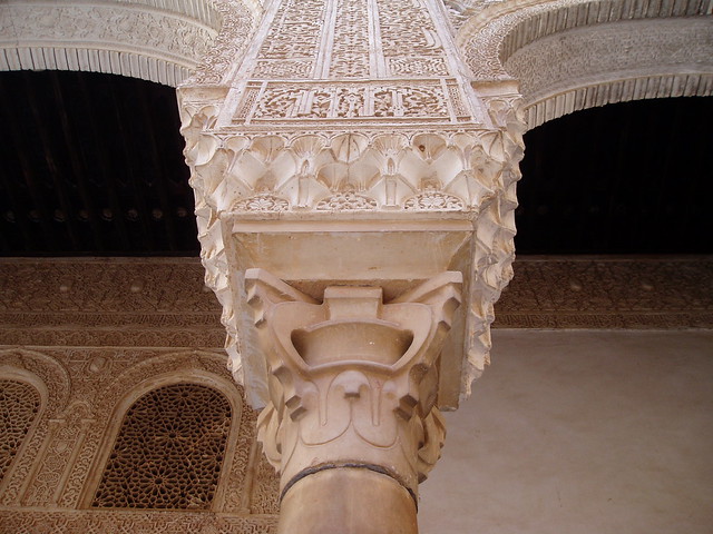 Capitel nazarí en la Alhambra de Granada