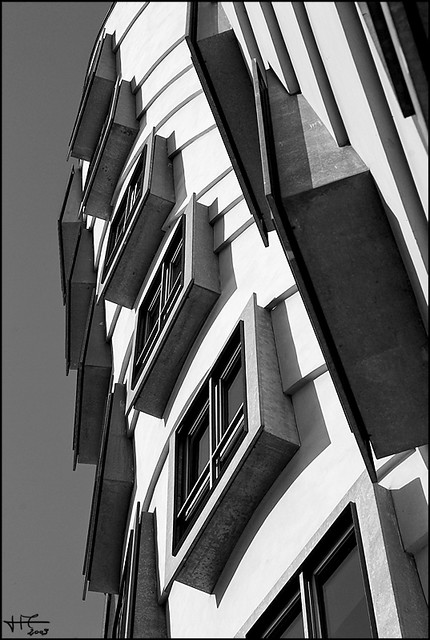 Maison dansante (Prague, n&b)