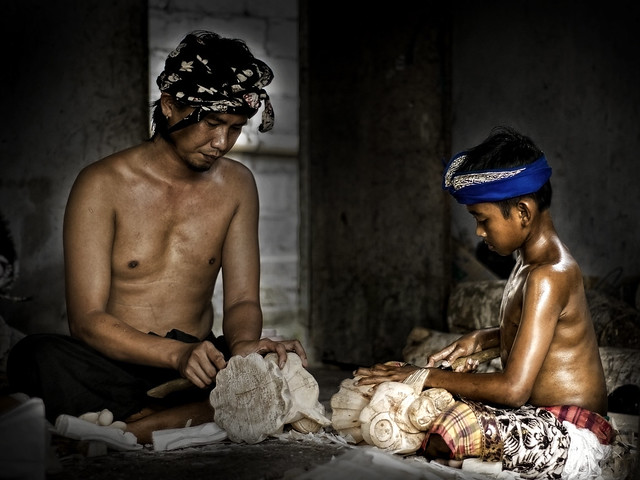 Junjungan, Bali - Woodcavers (master and apprentice)