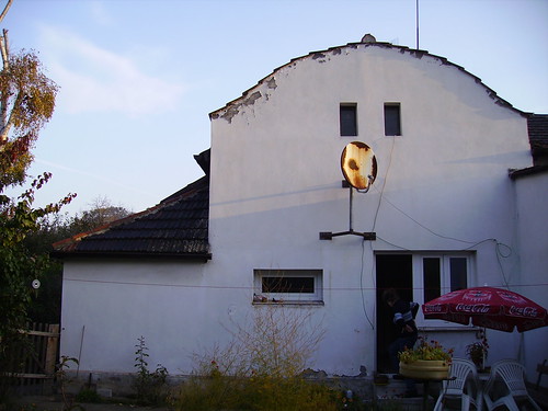 03 - Zahradní fasáda původní stav vlevo 2007 | by bramboreena