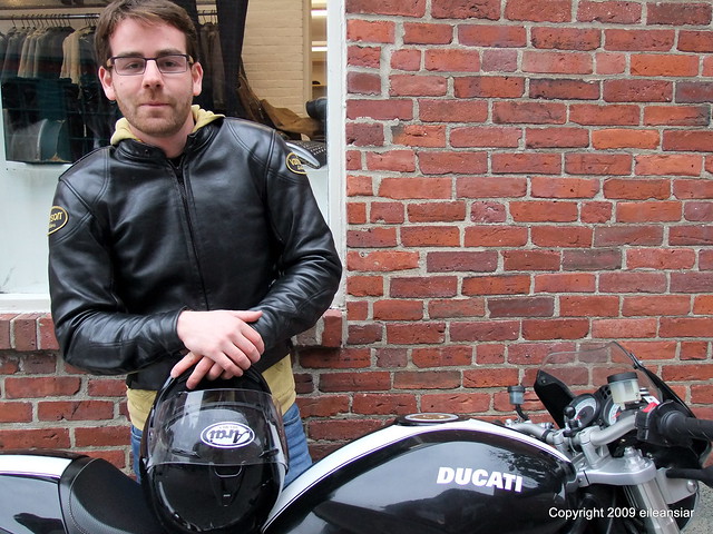 Zac and his Ducati 1000cc bike on Church Street, Harvard Square - Avec sa moto place Harvard c'est Zac