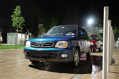 park car nissan eső atnight sopron piros deáktér autó kék éjjel vizes parkoló deáksquare parkol térkő közvilágítás