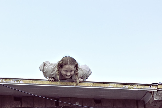 Girl on the roof - Mädchen auf dem Dach