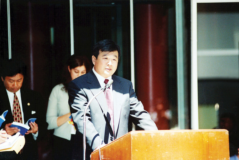 1999年6月25日，李洪志师父在接受伊利诺伊州州长、州财政部长和芝加哥市长嘉奖的颁奖仪式上讲话