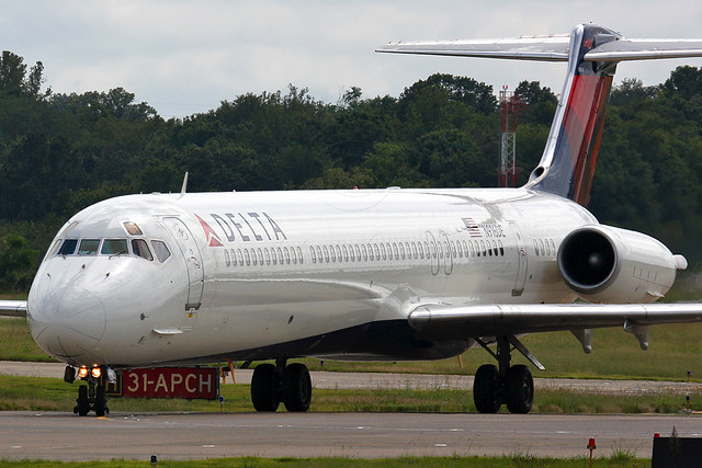 Delta Air Lines - McDonnell Douglas MD-88  (N916DE)
