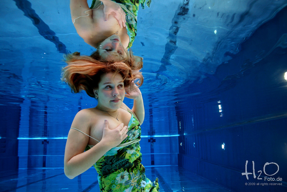Aquagirl molinee holding her breath under pool. 