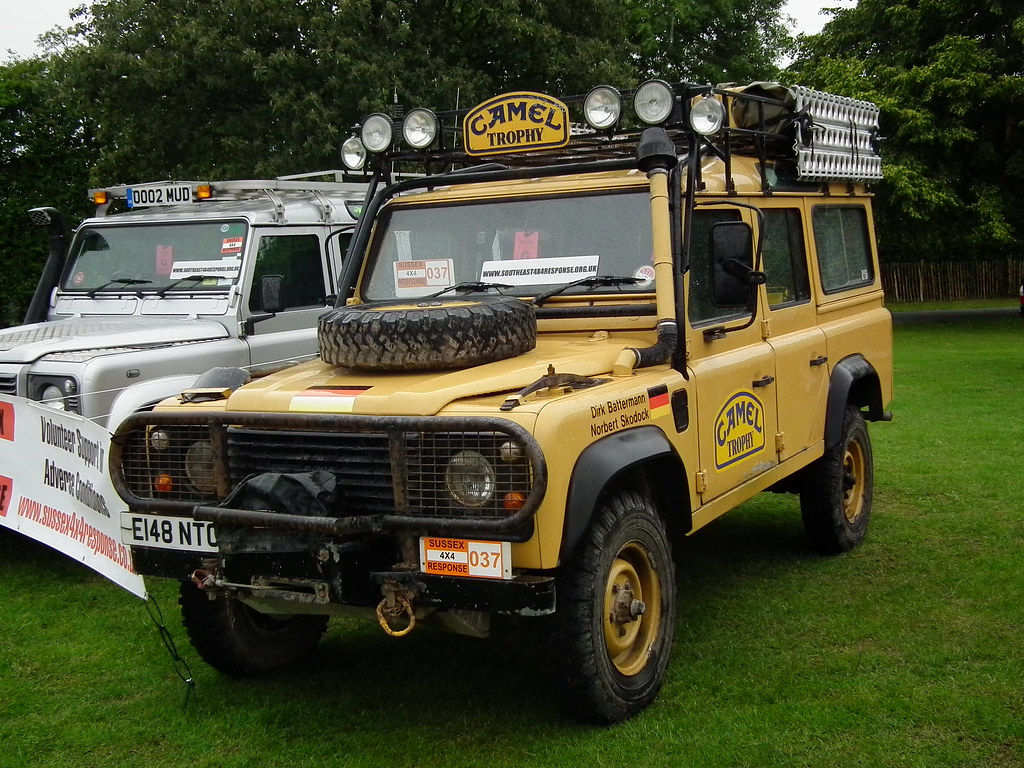 Defender safari. Ленд Ровер Дефендер сафари. Land Rover Defender трофи. Рендж Ровер сафари. Land Rover Discovery 2 Safari.