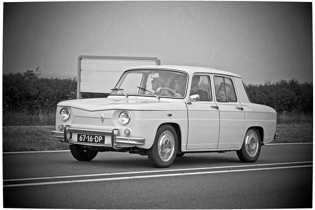 Renault 8 R1130 1967 B&W (6819)