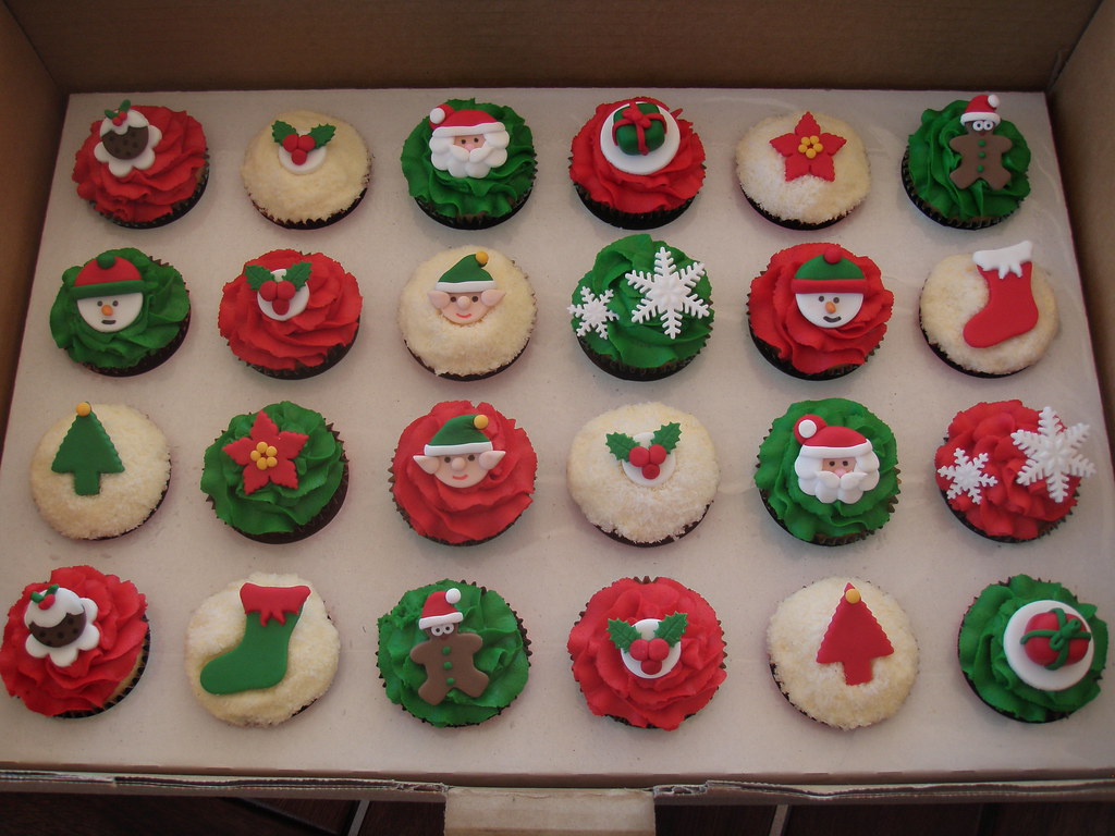 Mossy's Masterpiece -Christmas cupcakes