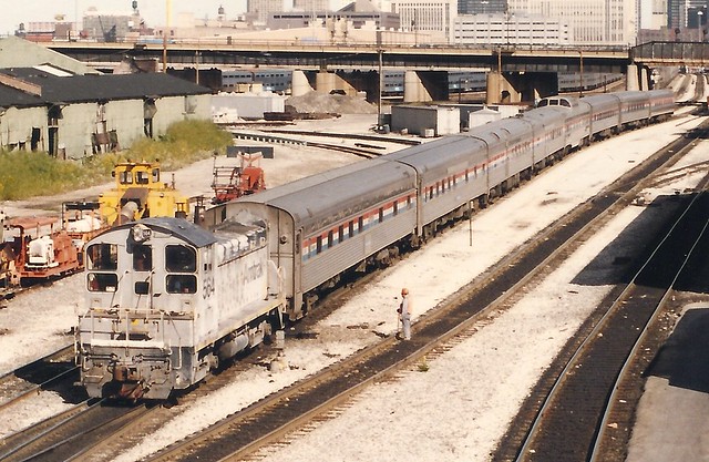 AMTRAK0022a Zoom on SW8 No. 564 switching at Chicago in September 1992. (original photo Denayre)
