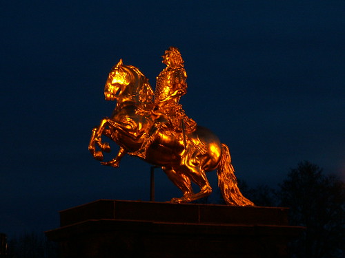 Der goldene Reiter zeigt August den Starken in Caesarentracht auf einem courbettierenden Pferd, 1943 und 1944 wurde das Denkmal zerlegt und ausgelagert, nach dem 2. Weltkrieg wurde das Reiterdenkmal 1956 im Rahmen der 750 Jahr Feier von Dresdens wieder aufgestellt und 1965 erneut mit Blattgold überzogen 123